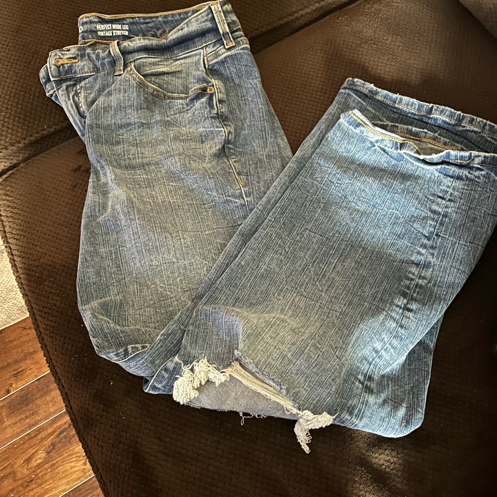 womans jeans wide leg relsxed fit, torn knees